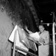 Uno de los técnicos de la NASA trabajando con las fotos originales en 1967